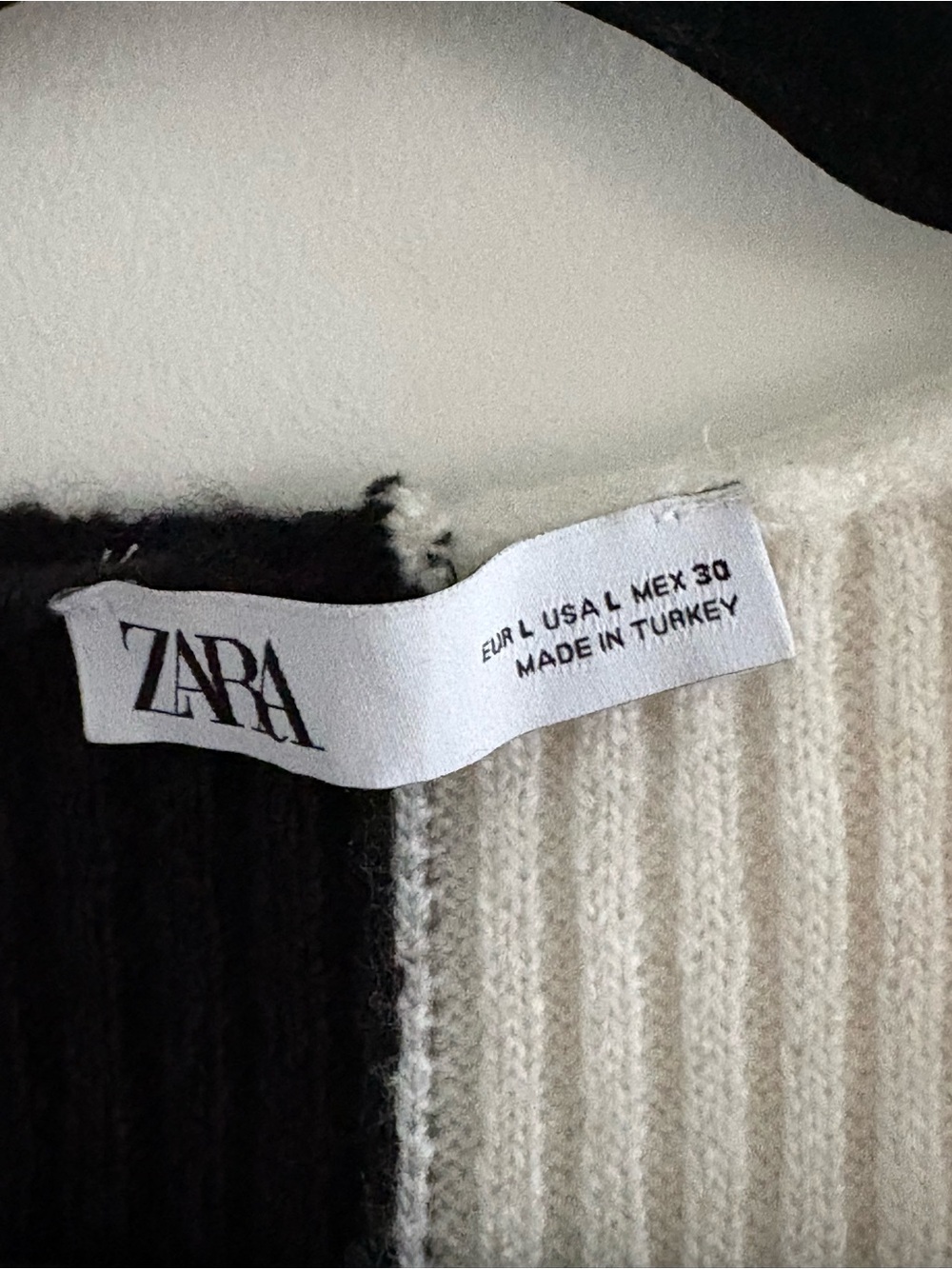ZARA Black & White Split Ribbed V-Neck Sweater - Picture 3 of 5